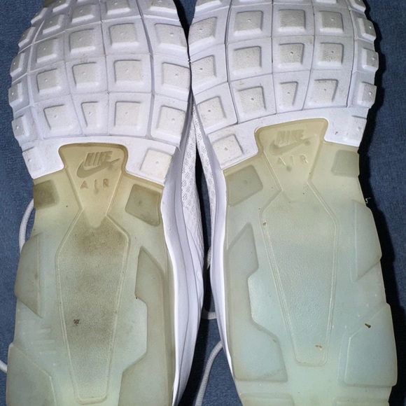 Nike Air Max Motion LW White Sneakers - Women’s Size 9 / EUR 40.5 - Picture 3 of 5